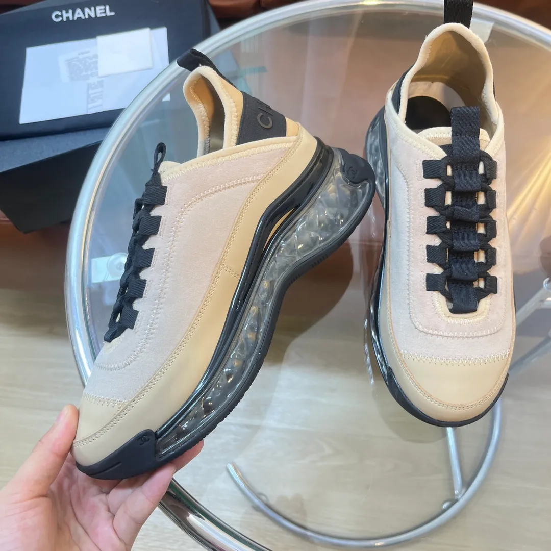 👟👟Ex-factory price 600👟👟 [Long-term supply of high-end versions] ⚠️Note: This model has many colors and the market has a complete range of colors. Welcome to consult ~ chanel Chanel Xiaoxiang casual sports shoes for couples and dad shoes for couples. The original version of the counter is 1:1, each color is accurately matched, and the internal standard is coded. ❣️Fabric material: original imported cow down + imported fabric, ❣️Inner material: imported breathable velvet, ❣️Outsole material: Original 1:1 mold opening, 3 layers of TPU ❣️Number of sizes: Women's 35-42 Men's 39-46 (Men's ➕10) Couple's version (with full set of high-end packaging)
